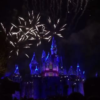 Our last night in Disneyland was spent watching the fireworks with family! ❤️I still can't get over how amazing they were! ✨💥#myfirsttimeindisney #jawdropping #60yearanniversary #disneyland #disneylandpark